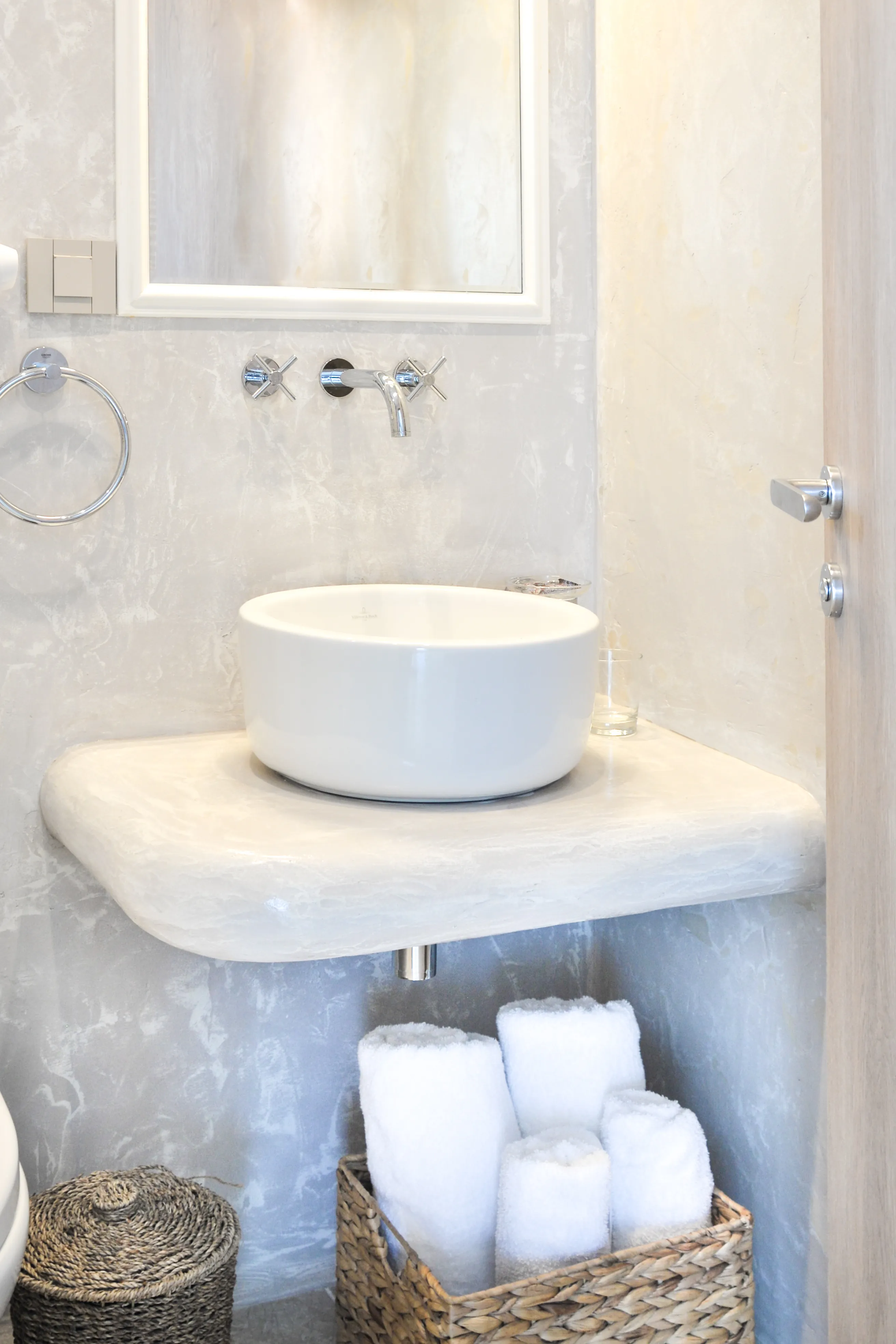 Round basin on a stone shelf in the Kaikzas bathroom