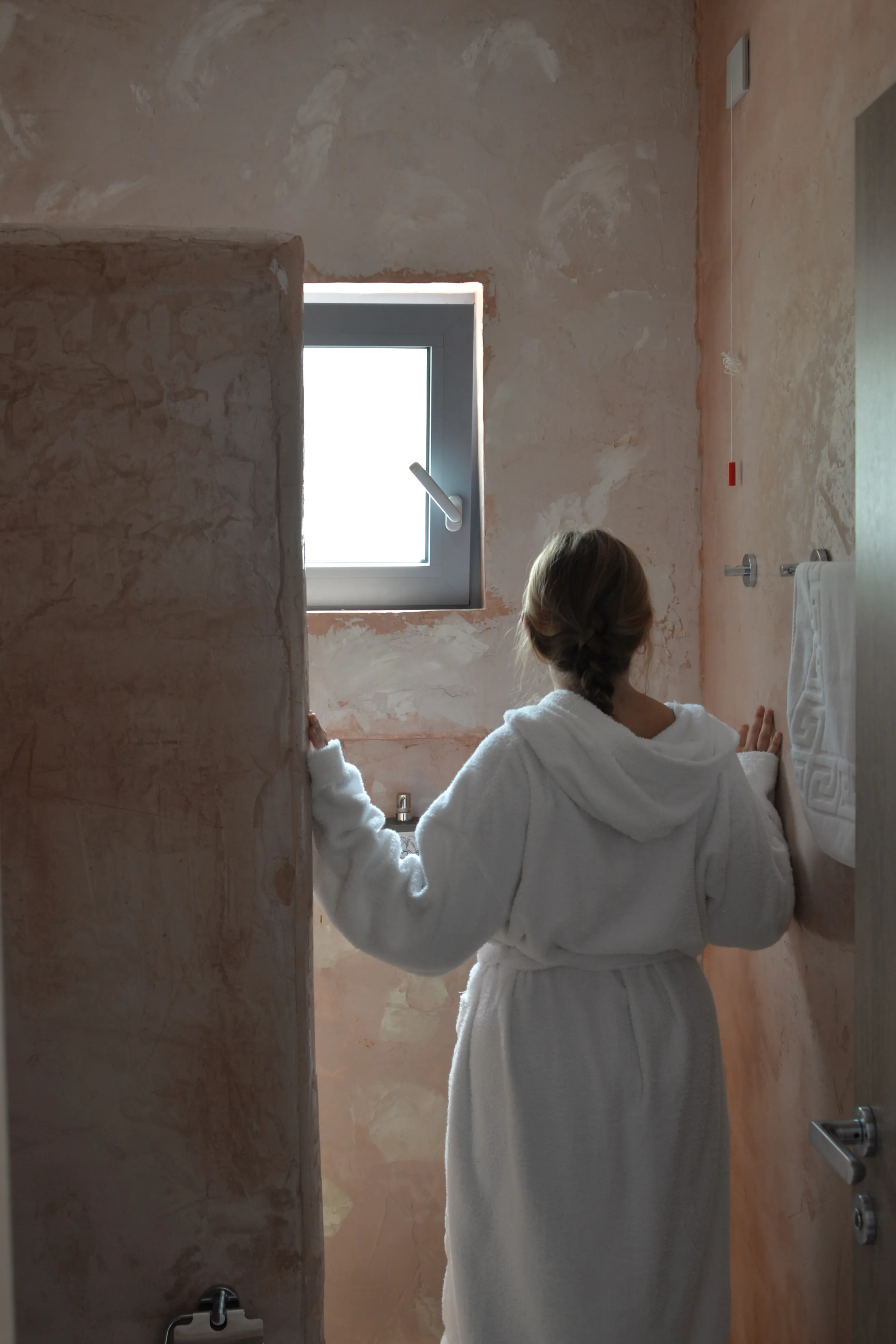 Guest lowering the electric shutter of Eos