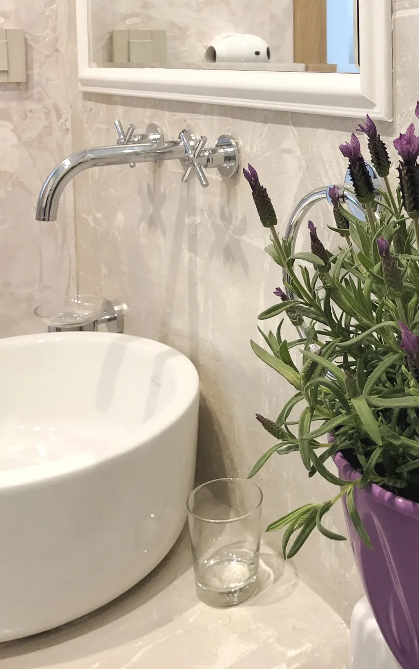 Basin with lavender in the Lips bathroom