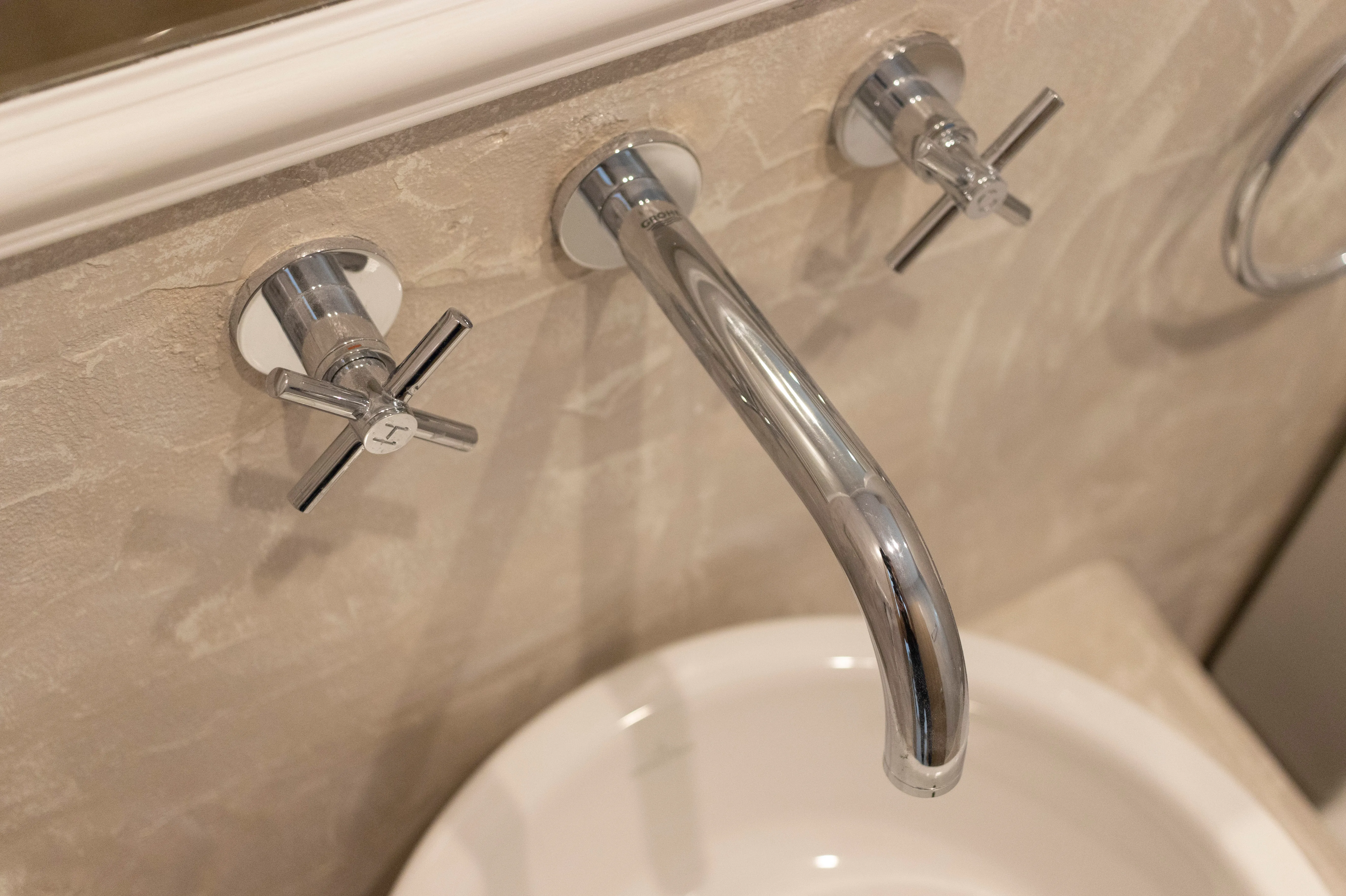 Cross-handle taps over the basin in the Scirron bathroom